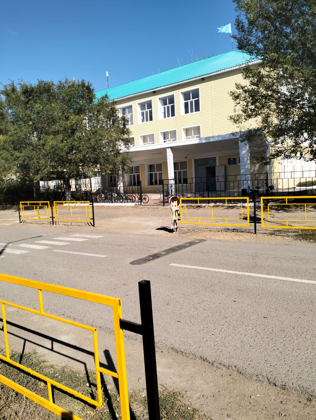 Жайсаң жалпы білім беретін орта мектебінің маңындағы аумақты абаттандыру және қауіпсіздік деңгейін арттыру мақсатында темір қоршау мен макет орнату жұмыстары жүргізілді
