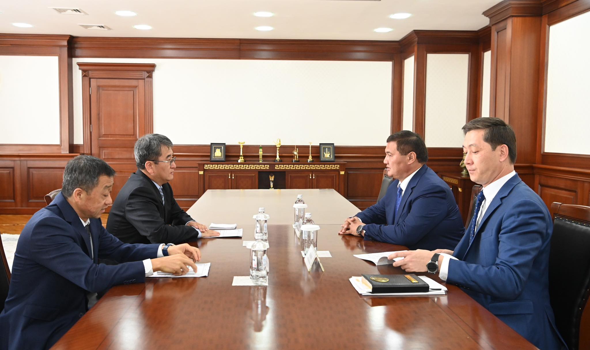 Аким области встретился с главой компании «Петро Казахстан Кумколь Ресорсиз»