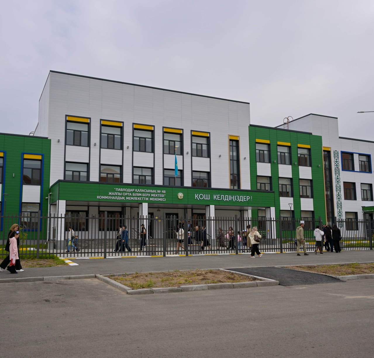 В Павлодаре сегодня произошло по-настоящему знаковое событие — в микрорайоне «Достык» открылась первая в регионе школа будущего, построенная в рамках национального проекта «Келешек мектептері»