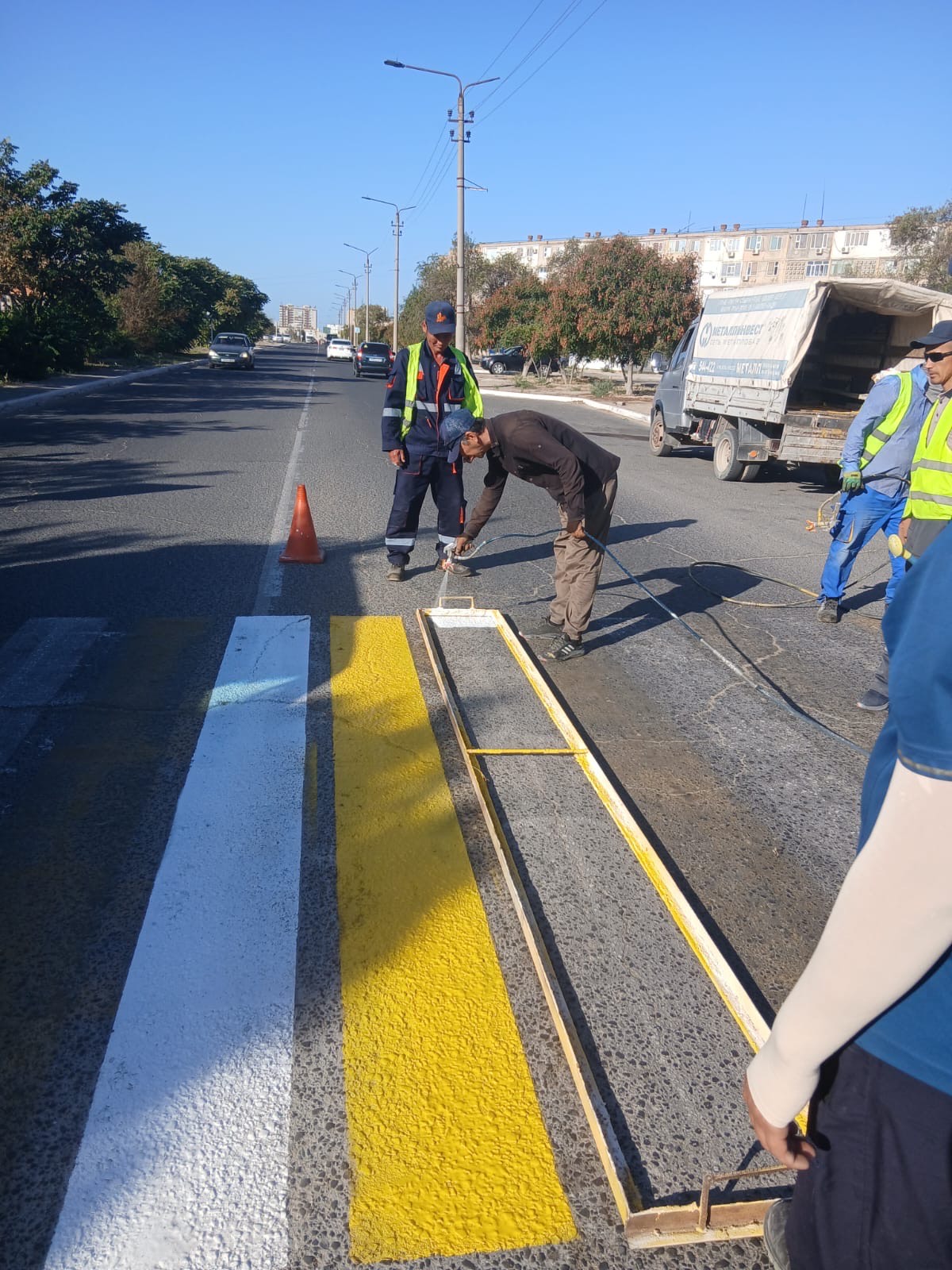 🚧 Ақтауда жол жиектеріне қауіпсіз қоршау орнату жұмыстары жалғасып жатыр