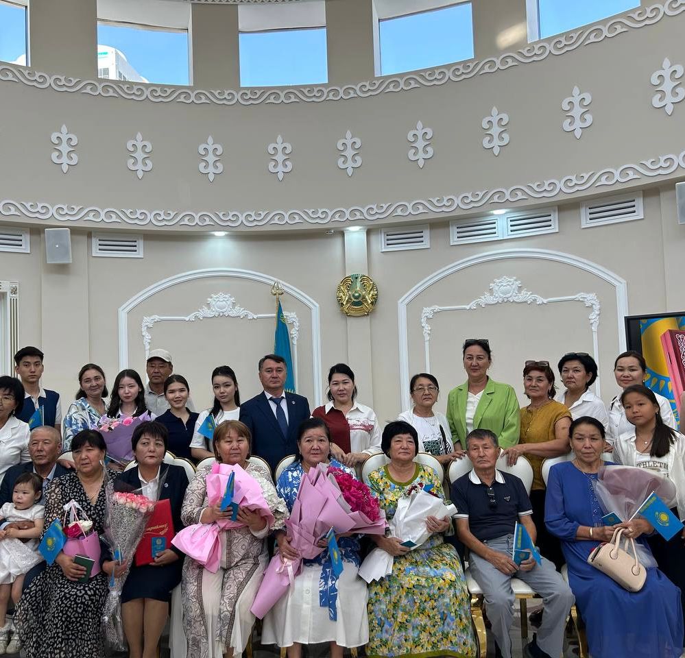 Қазақстан Республикасының азаматтарының жеке басын куәландыратын құжаттарды салтанатты түрде табыстау рәсімін өткізді