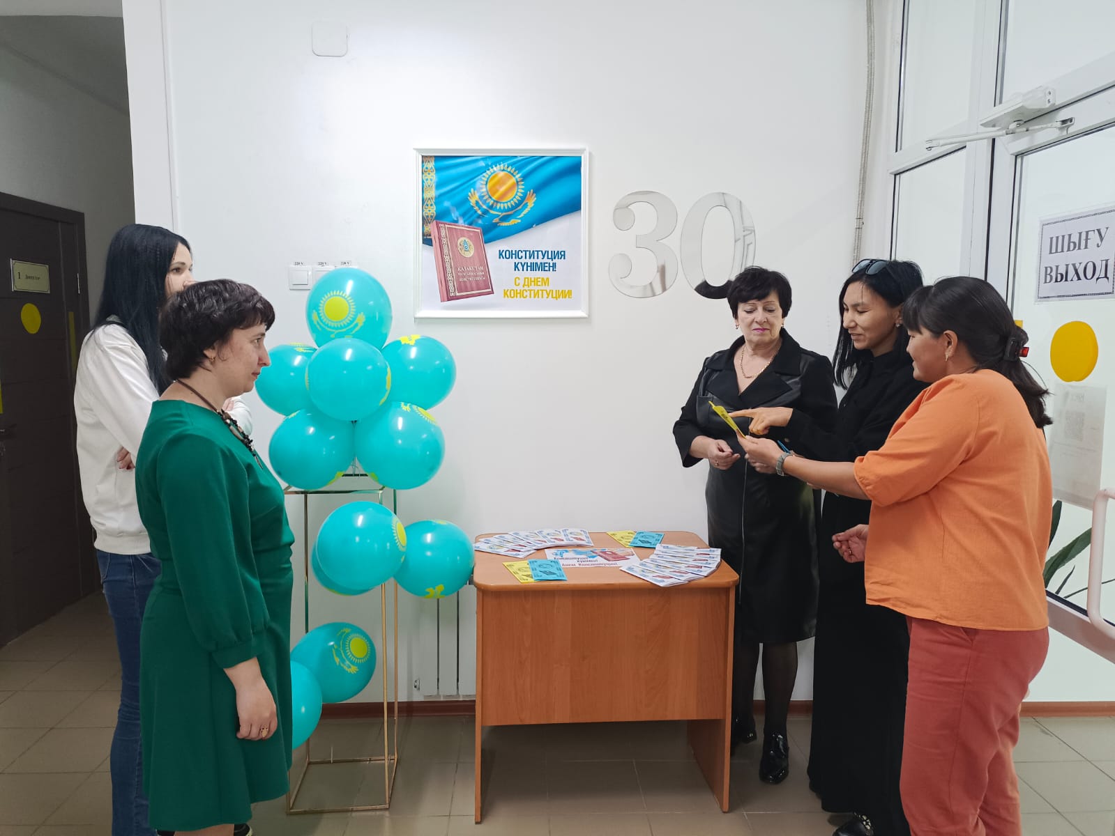 As part of the celebration of the Constitution Day of the Republic of Kazakhstan, members of the Ridder City Territorial Election Commission have developed thematic booklets, which are presented at the exhibition in the Central City Library named after him. Gogol.