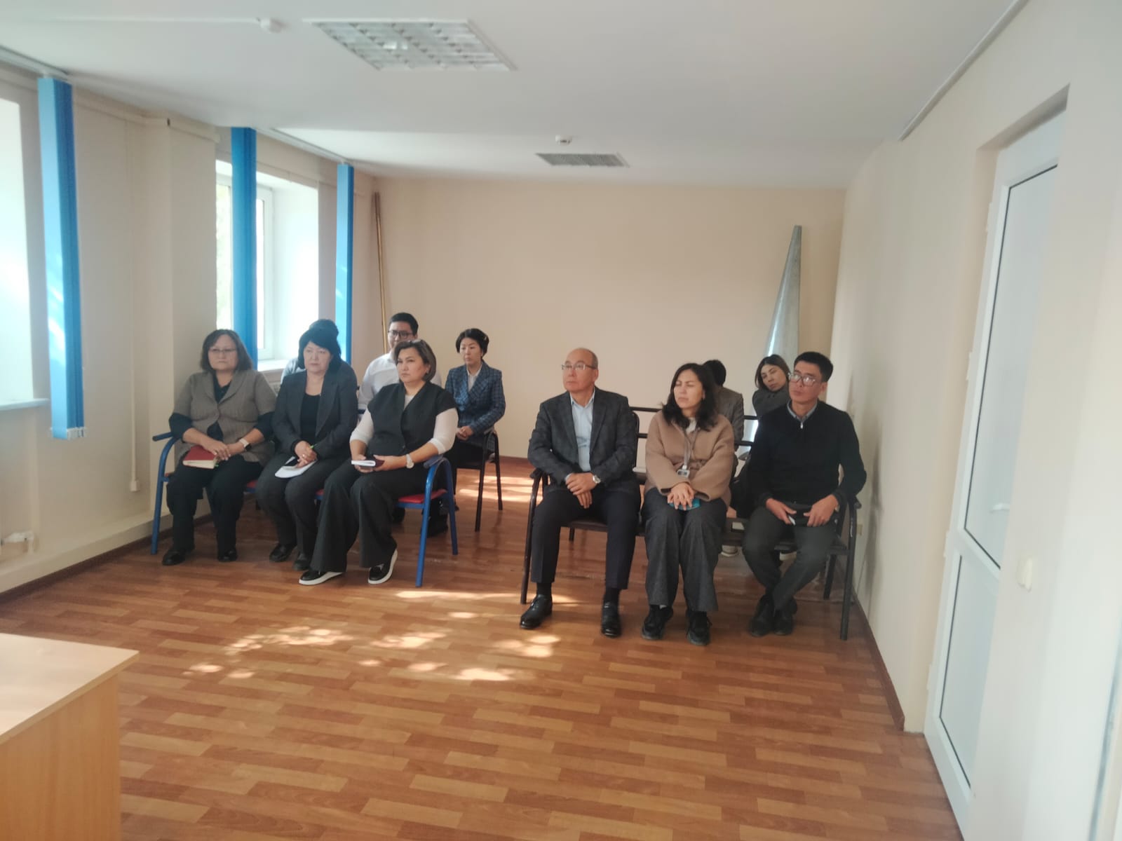 Ағымдағы жылдың 18 қыркүйек күні Департаменттің 2025 жылға арналған жоспарына сәйкес, «Сыбайлас жемқорлық құқық бұзушылықтар жасауға ықпал ететін себептер мен жағдайларды жою» тақырыбында  департаменттің мемлекеттік қызметшілері арасында Қазақстан Республикасы Мемлекеттік қызмет істері агенттігінің Ақтөбе облысы бойынша Департаментінің                                                          бас маманы А.А. Токбасованың қатысуымен кездесу өткізілді. Сыбайлас жемқорлыққа қарсы іс-қимыл - жемқорлықтың алдын алу, оған қарсы мәдениет қалыптастыру, оны жасауға ықпал ететін себептер мен жағдайларды анықтау және жою, жолын кесу және салдарын жою жөніндегі қызмет. «Сыбайлас жемқорлыққа қатысты қарсы іс-қимыл туралы» Заңға енгізілген өзгерістер мен толықтырулар талқыланып, сыбайлас жемқорлықпен күрес жүргізу қазіргі таңда Мемлекет басшысымен көтерілген өзекті мәселелердің бірі ескертілді. Мемлекеттік қызметкердің атына кір келтіретін әрекеттерден әрбір қызметкер аулақ болу тиіс екендігі, қатысушыларға сыбайлас жемқорлық құқық бұзушылықтар жасауға ықпал ететін себептер мен жағдайларды жою шаралары түсіндірілді.
