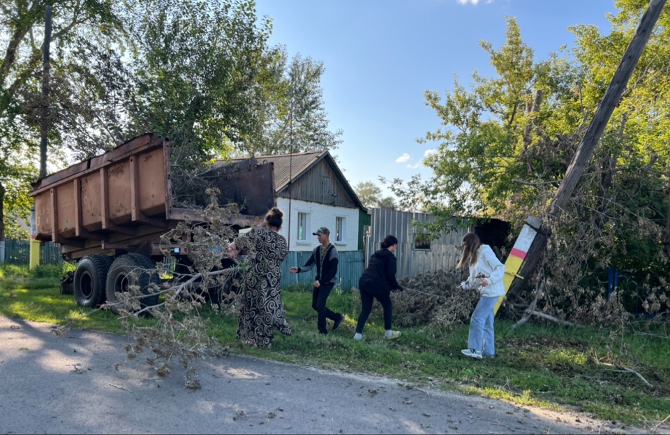 Сотрудниками "ГУ Аппарат акима села Сатай Узункольского района" проведена уборка парка.