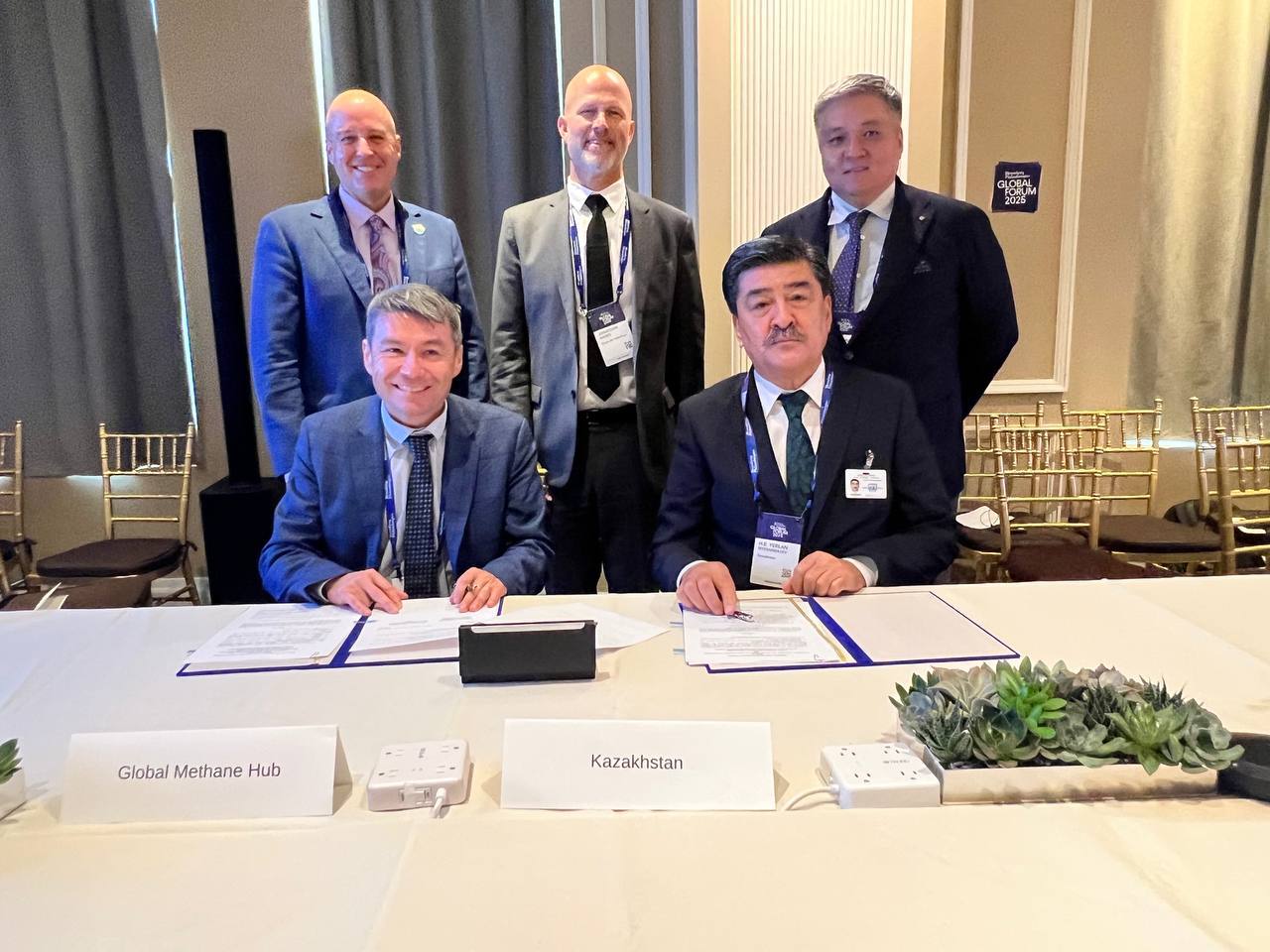 БҰҰ Бас Ассамблеясының 80-сессиясы аясында Нью-Йоркте Қазақстан Республикасының Экология және табиғи ресурстар министрі Ерлан Нысанбаев пен Ғаламдық метан хабының (Global Methane Hub) атқарушы директоры Марсело Мена метан шығарындыларын мониторингтеу және азайту саласындағы ынтымақтастық туралы Меморандумға қол қойды