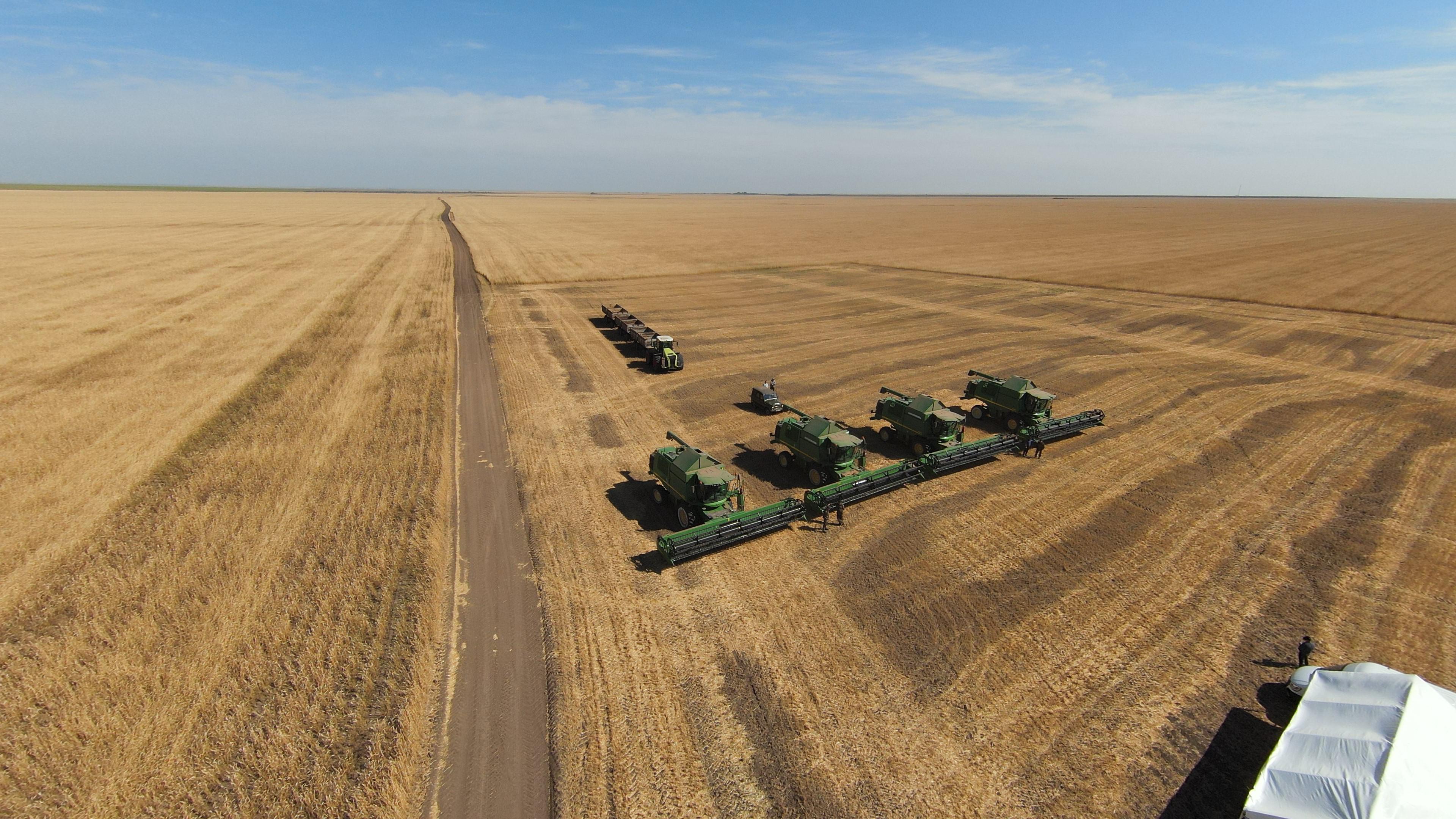 Аймақтың озық ауыл шаруашылығы кәсіпорындары астық жинау науқанының сәтті аяқталуымен құттықтаймыз