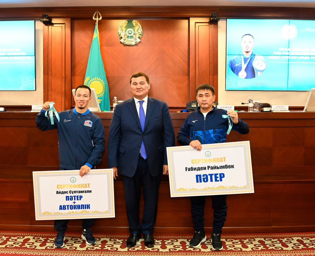Қызылорда облысының әкімі Әлем чемпионы мен бапкеріне пәтер және көлік кілттерін табыс етті