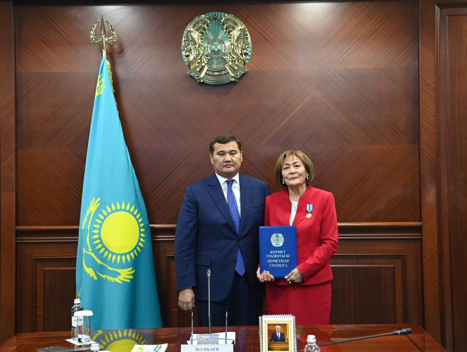 Аймақ басшысы денсаулық сақтау саласының ардагері Бисенкүл Кәрібаеваны 70 жас мерейтойымен құттықтады