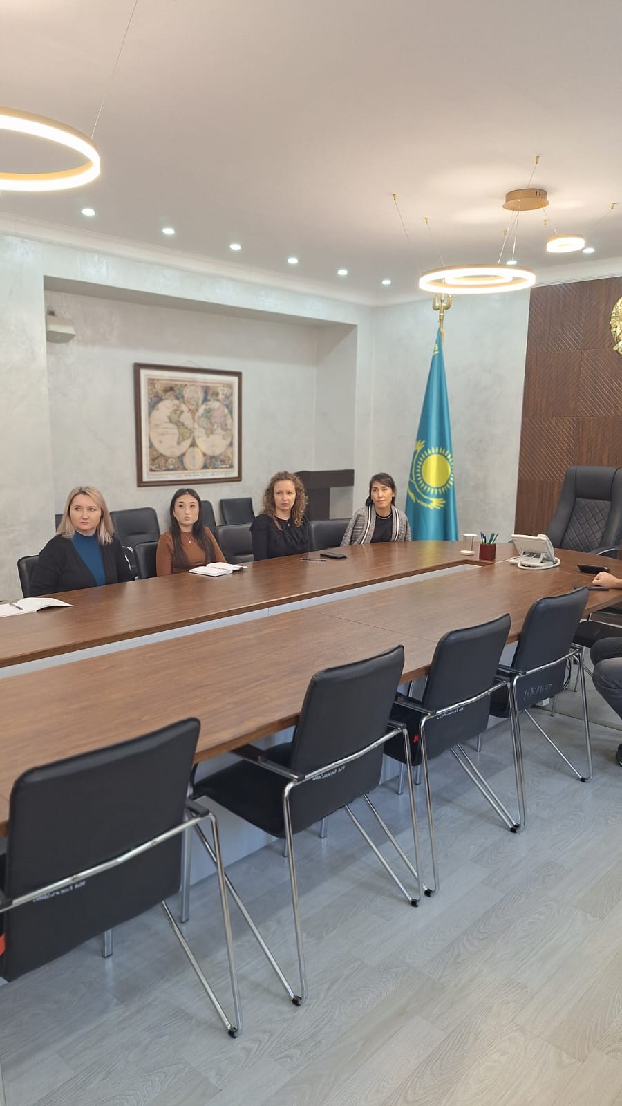 Өскемен қалалық мәслихатында «Мобильді құрылғылар мен әлеуметтік желілердің ақпараттық қауіпсіздігі» тақырыбында жалпыға бірдей құқықтық оқыту өтті.