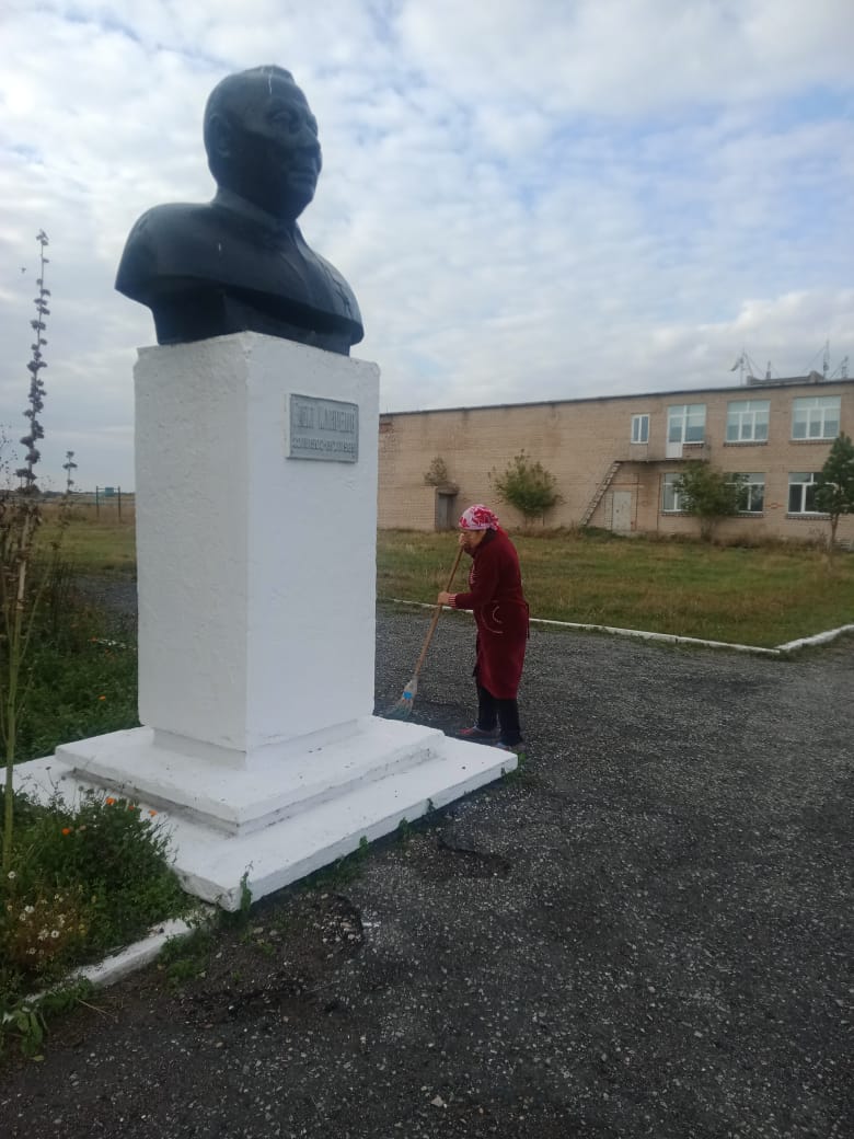 "Таза Қазақстан" бағдарламасы аясында Майбалық ауылдық округінде ауылды абаттандыру, қоқыс пен күзгі жапырақтарды жинау жұмыстары жалғасуда