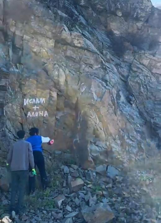 Самар аудандық ЖРО қызметкерлері тастарды вандалдық жазулардан тазартты