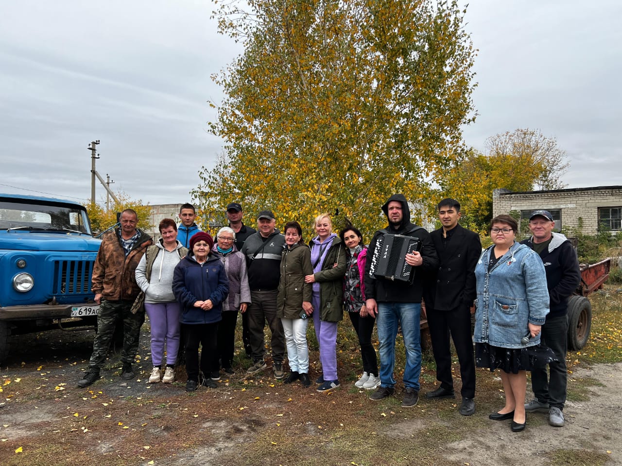 Еңбек күні қарсаңында аудандық Мәдениет үйінің шығармашылық ұжымы жыл сайын аудан еңбек ұжымдарын көшпелі концерттермен қуантады.