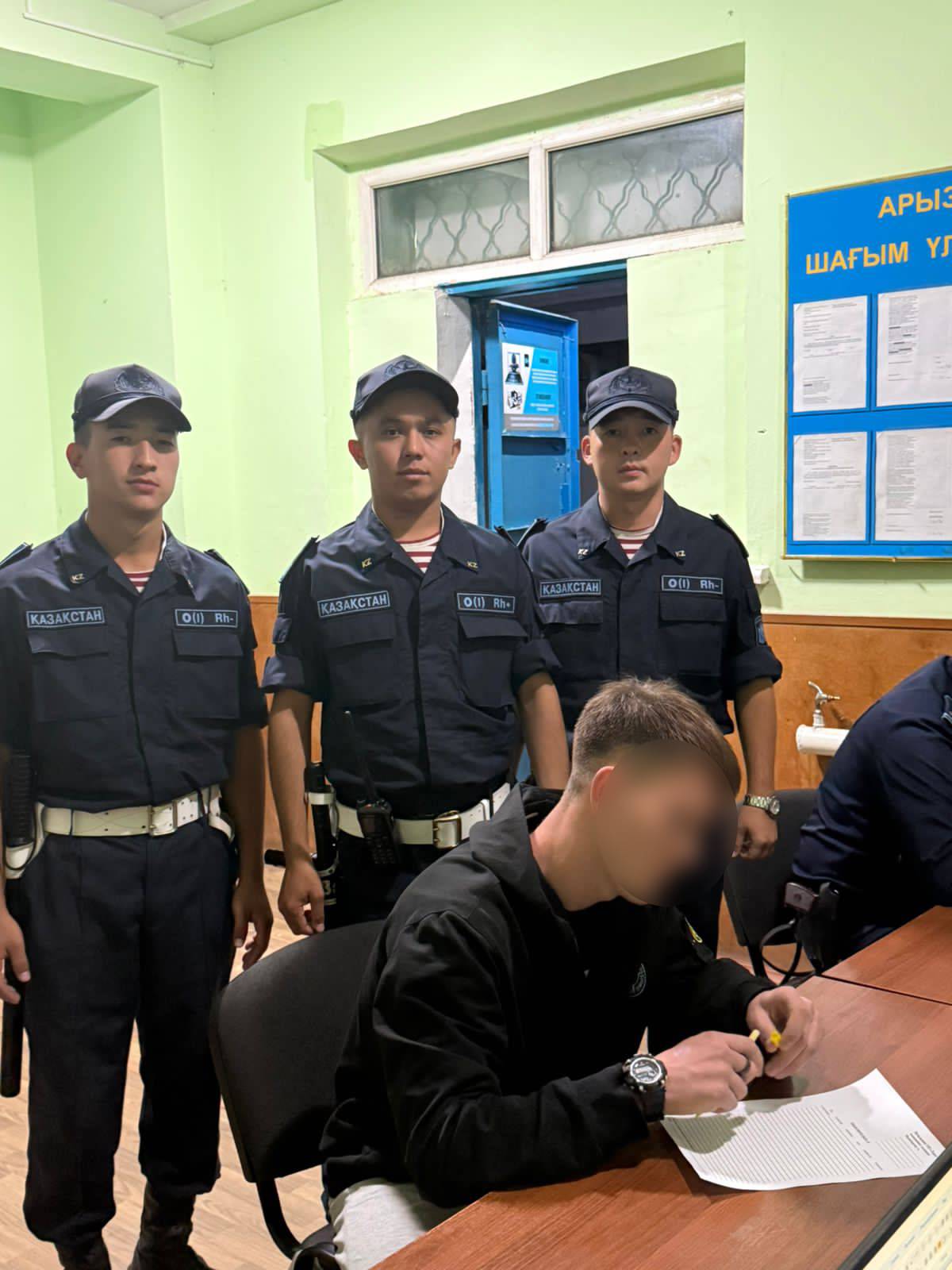 Таразда ұландықтар бас жарақатын алған жеткіншекке  алғашқы көмек көрсетіп, пышақпен жүрген бозбаланы ұстады