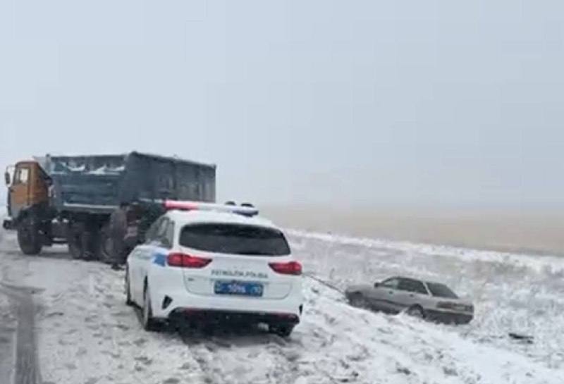Қолайсыз ауа райы: Қостанай облысында полиция жол жиегіне түсіп кеткен 9 автокөлікті шығарды