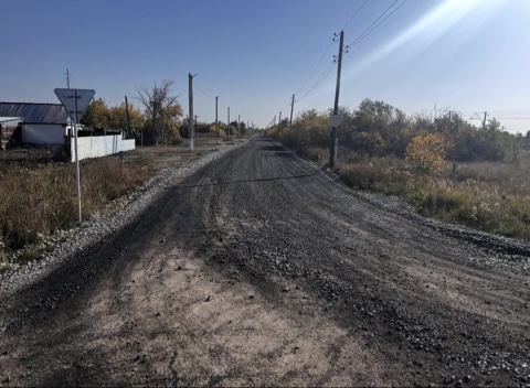 🚧 В селе Зааятское продолжаются работы по благоустройству дорог. На улице Дорожная уже проведено заливание битума, что стало важным этапом подготовки к дальнейшему асфальтированию.  📌 Работы ведутся поэтапно: 	•	проводится выравнивание покрытия, 	•	укрепляются обочины, 	•	в планах — укладка асфальта и нанесение дорожной разметки.  🚙 Благодаря этим мерам жители села в скором времени получат обновлённую и безопасную дорогу, которая сделает передвижение более удобным и комфортным.