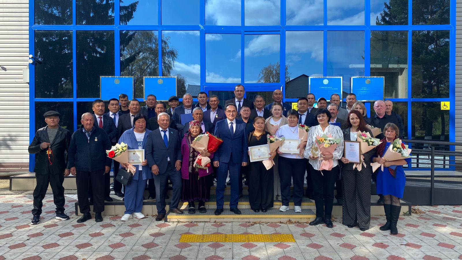 29 қыркүйек күні аудандық әкімдік мәжіліс залында Еңбек күніне арналған салтанатты шара өтті.