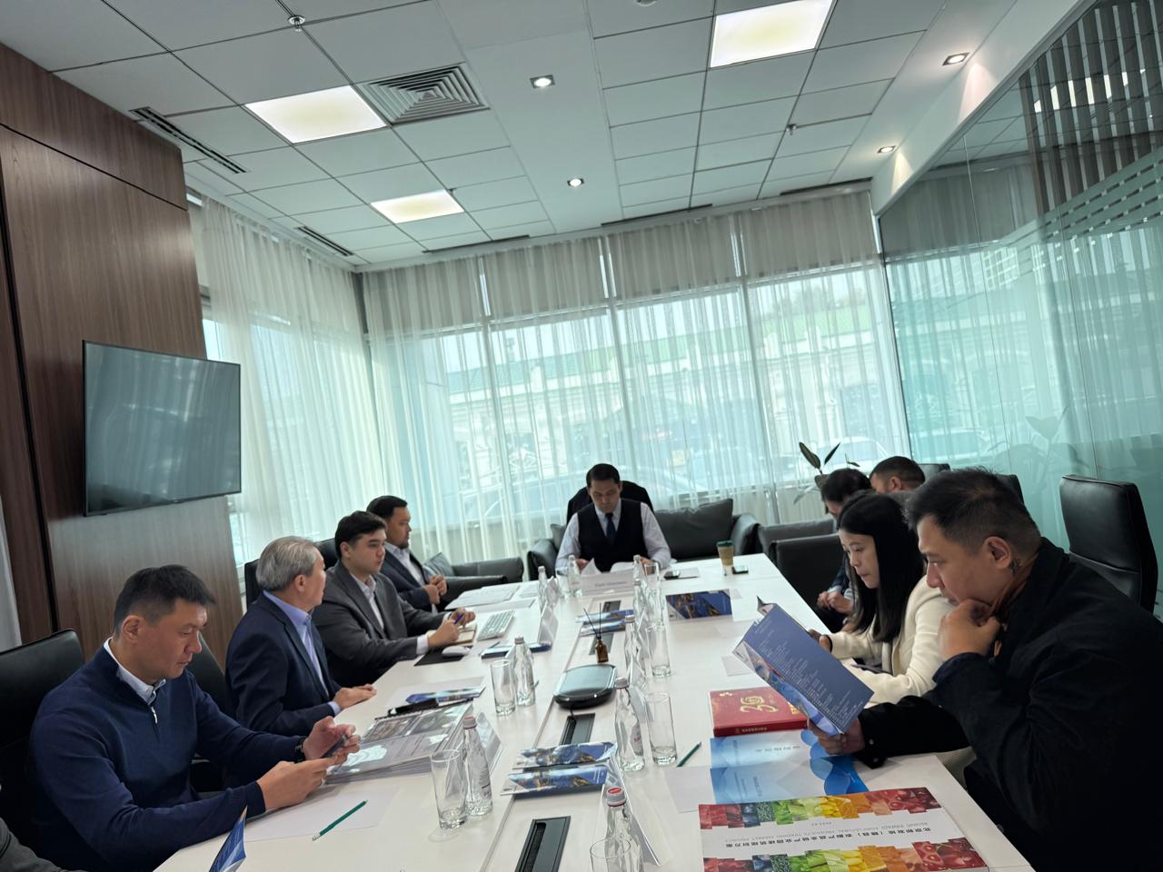 Во фронт-офисе Astana Invest состоялась встреча с представителями сельскохозяйственного оптового рынка Синьфади (г. Пекин)