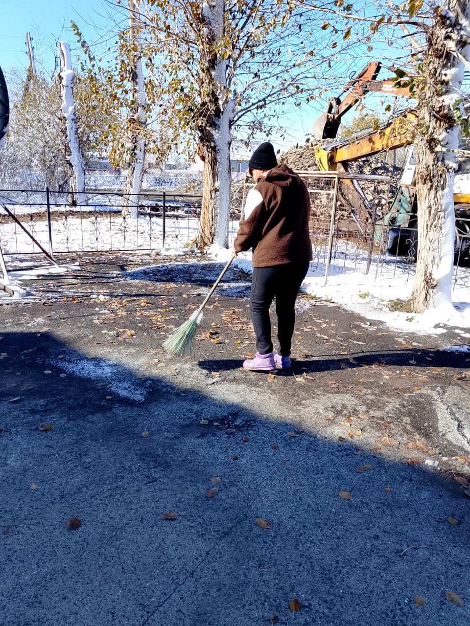 Акимат аумағын тазалау