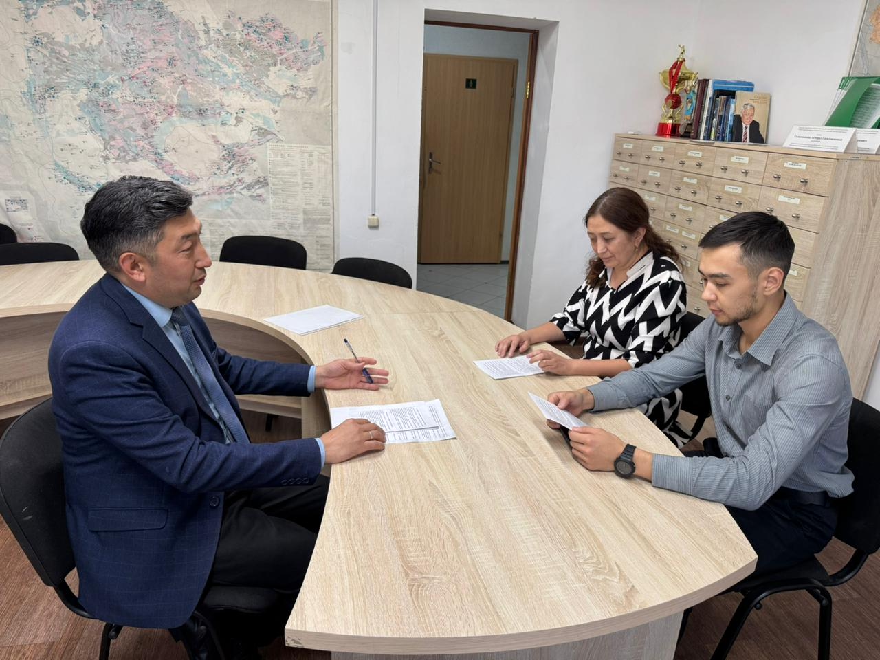 А.ж. 30 қыркүйекте әдеп жөніндегі уәкіл Д.К. Амринов мемлекеттік әкімшілік қызметке алғаш рет кірген және оны тоқтатқаннан кейін қайтадан кірген тұлғалармен келесі мәселелер кездесуі өтті: