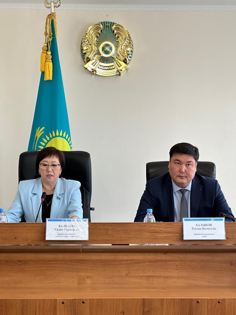Бүгін Қарабалық аудандық мәслихатының кезекті ХI сессиясы өтті, оған аудан әкімі Р.Б. Халықов, аудандық мәслихат депутаттары, жергілікті атқарушы органдардың басшылары, құқық қорғау органдарының өкілдері, ауданның қоғамдық кеңесінің мүшелері қатысты.