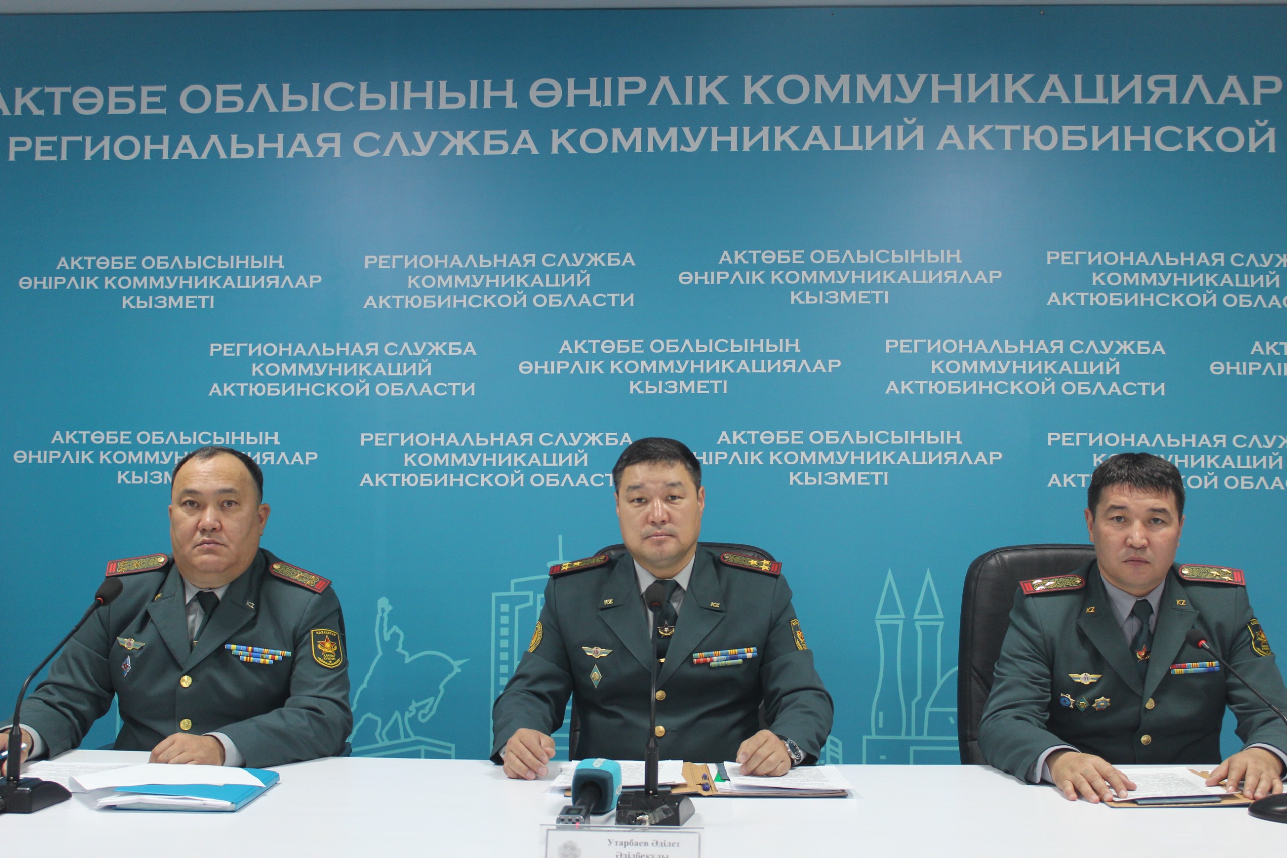 Әскерге шақыру комиссиясының суретіндегі жалаңаш жігіттер