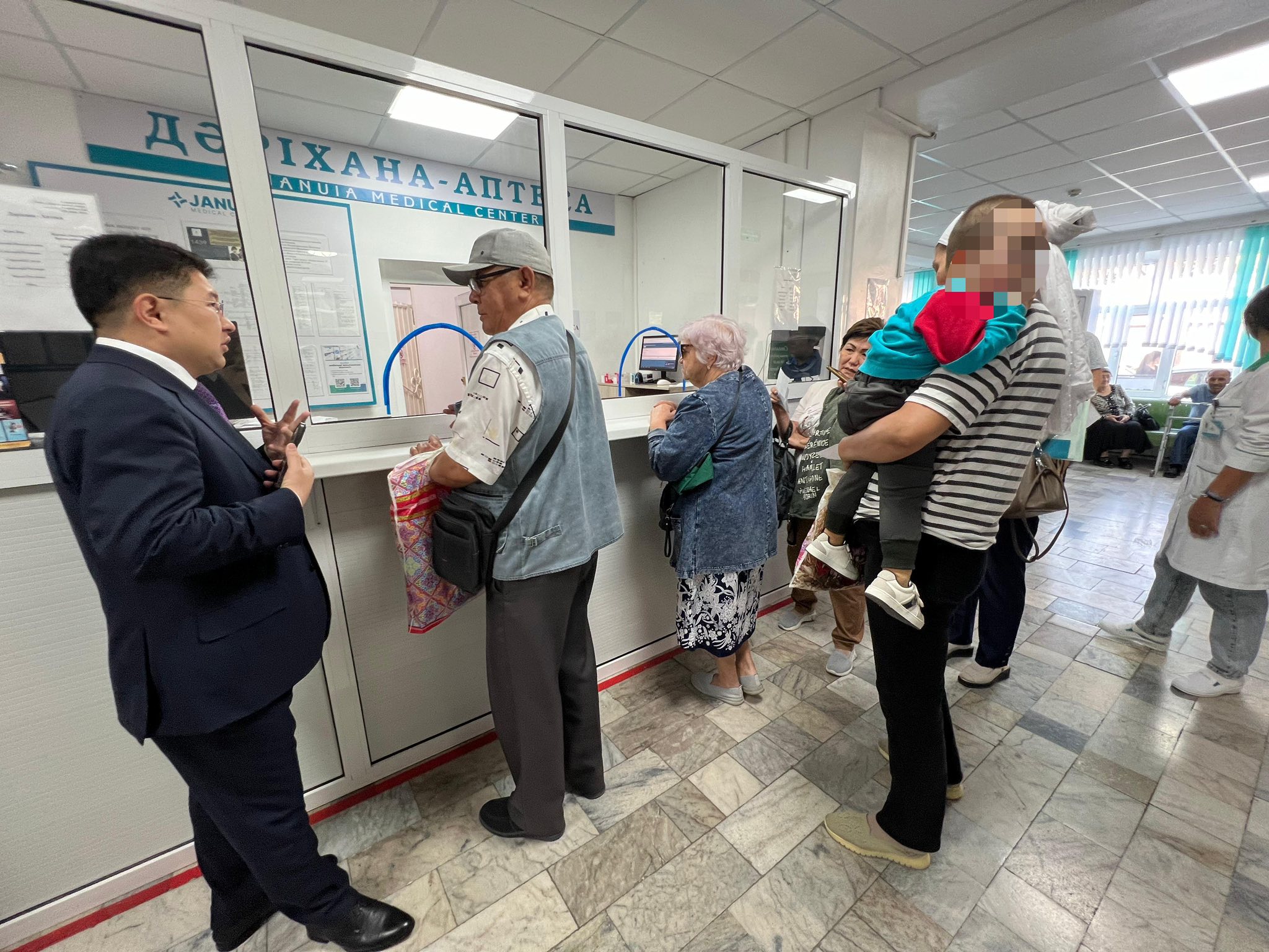 Руководитель управления проконтролировал выдачу бесплатных лекарств