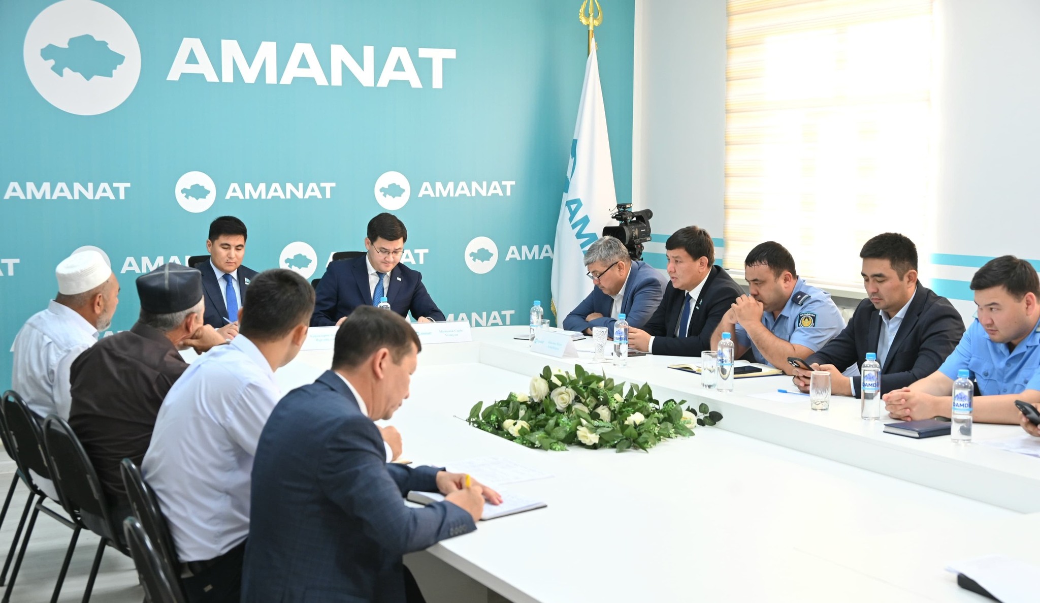 «AMANAT» партиясы Жетісай аудандық филиалының қоғамдық қабылдау бөлмесінде аудан әкімі Серік Үсенұлы Мамытов аудан тұрғындарын жеке және қоғамдық мәселелерімен қабылдады.