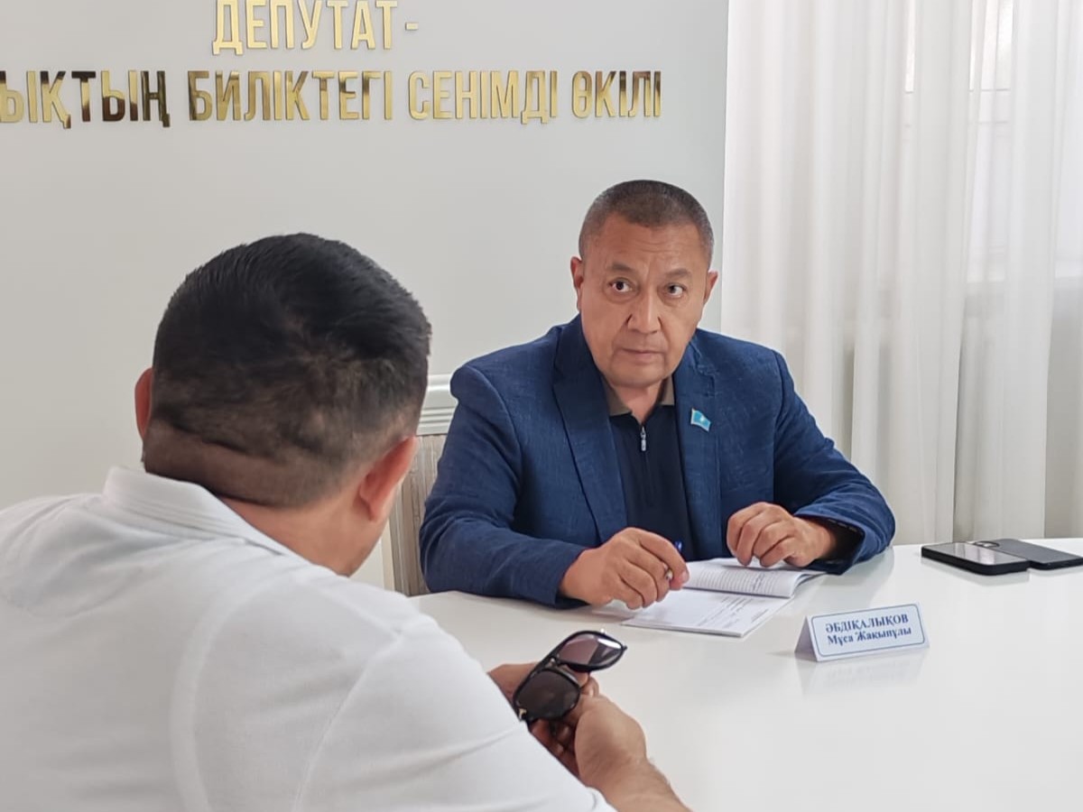Депутаты провели прием с населением.