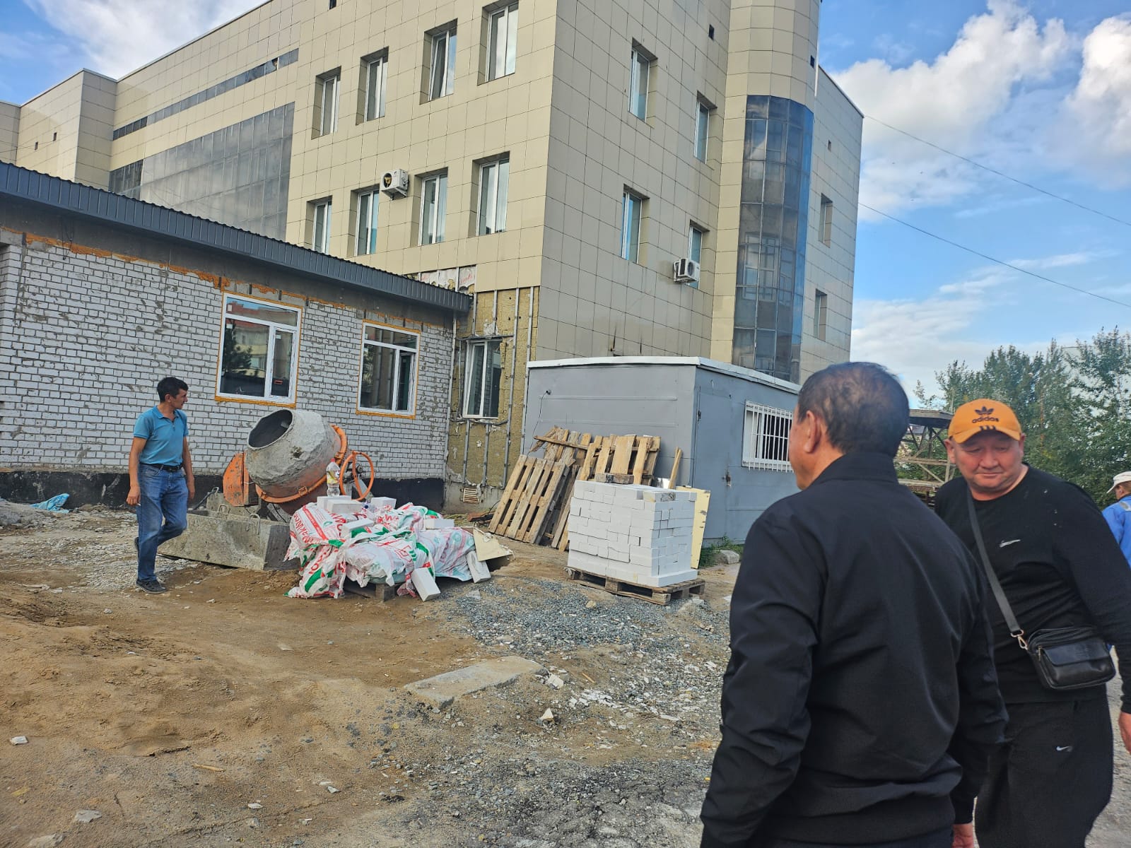 Председатель Аксуского городского маслихата Омаргалиев Мадениет Кабылдинович провел очередной мониторинг стоящейся галереи между знаниями поликлиники Аксу.