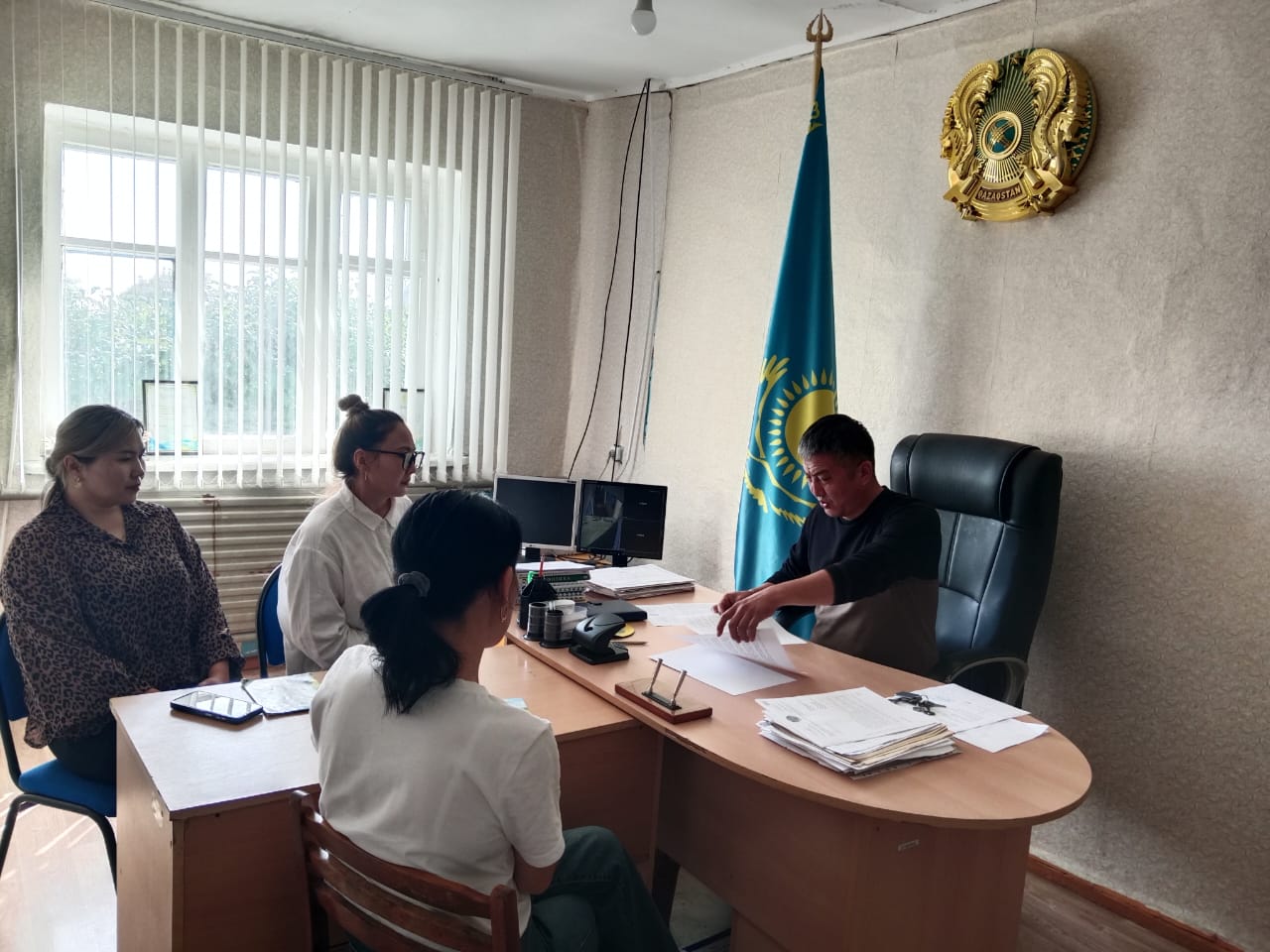 Аким округа провел разъяснительную работу по соблюдению Закона Республики Казахстан "О языках в Республике Казахстан".