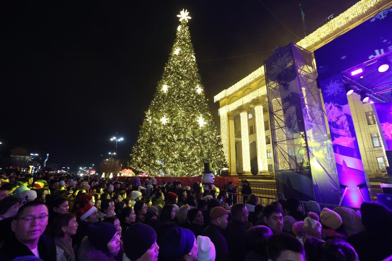 Алматыда өткен Жаңа жылдық кешке 50 мыңнан астам адам жиналды