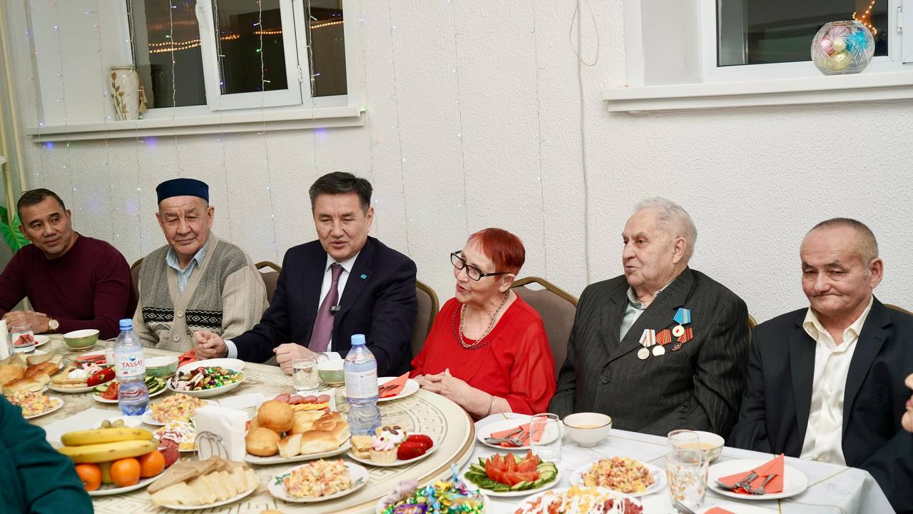 Аким ВКО провёл новогодний вечер с одинокими пожилыми людьми