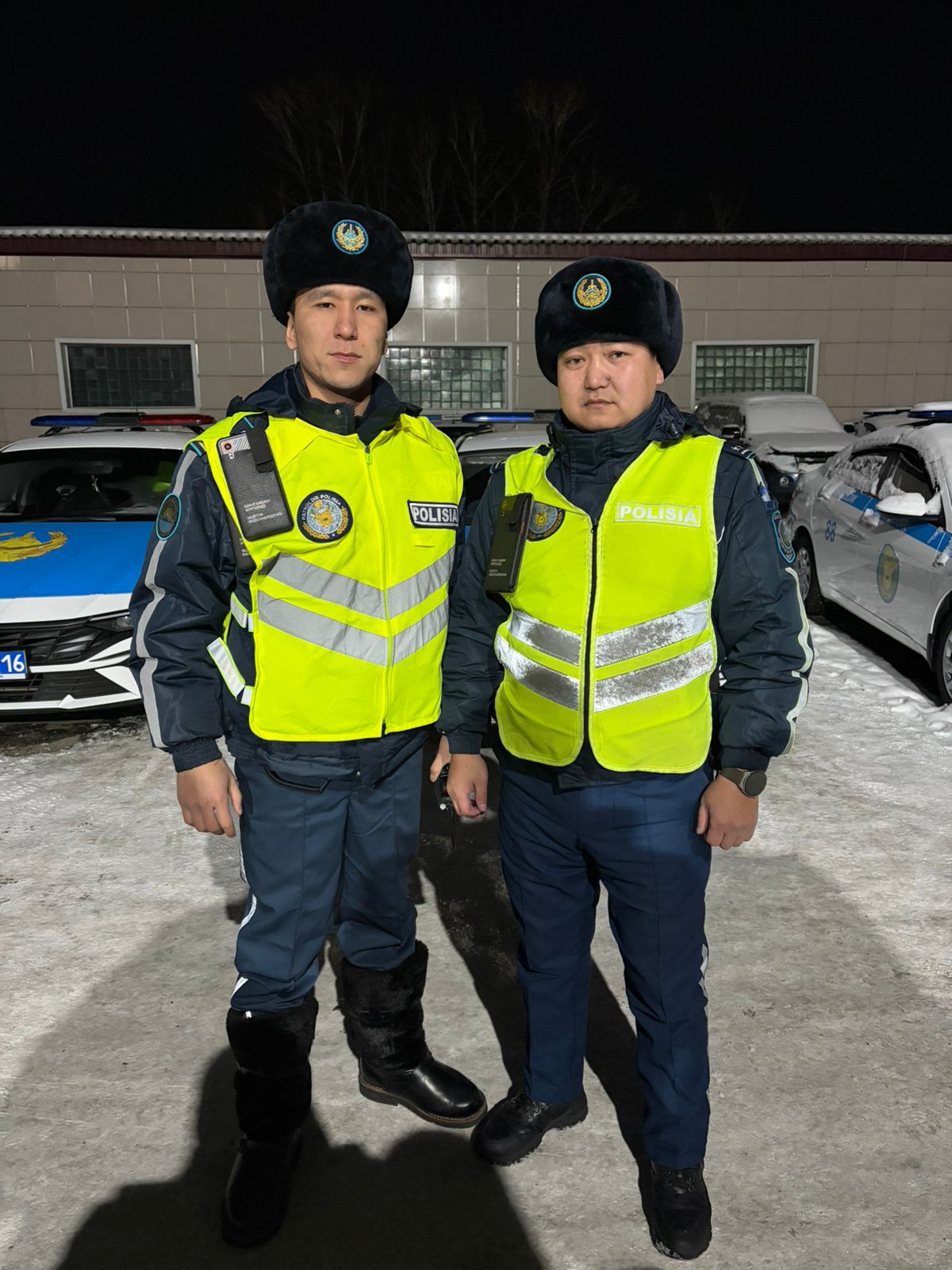 Өскеменде полицейлер түтінге оранған үйдің тұрғындарын құтқарып қалды