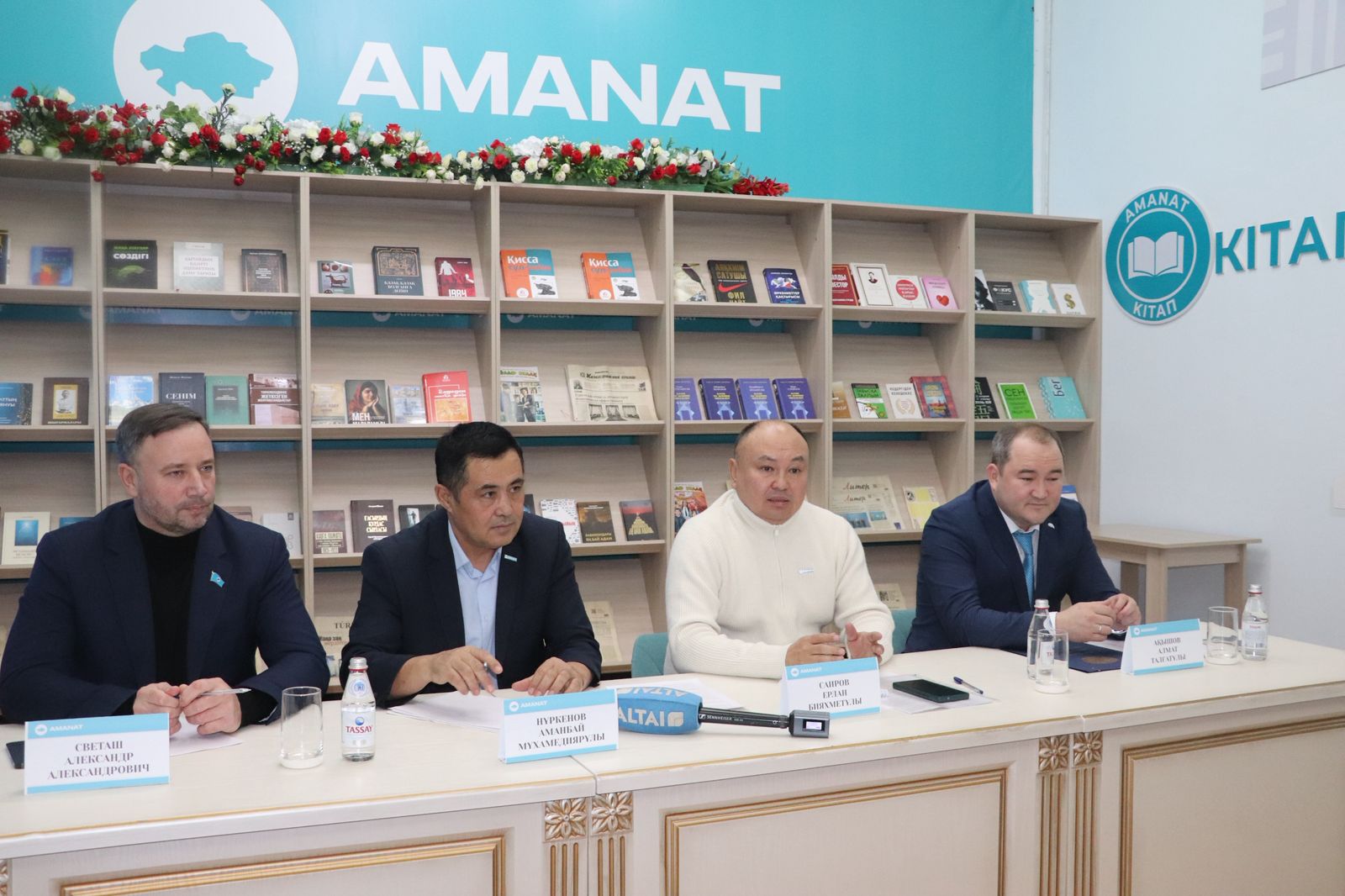 В Усть-Каменогорске депутат Мажилиса Ерлан Саиров встретился с представителями интеллигенции