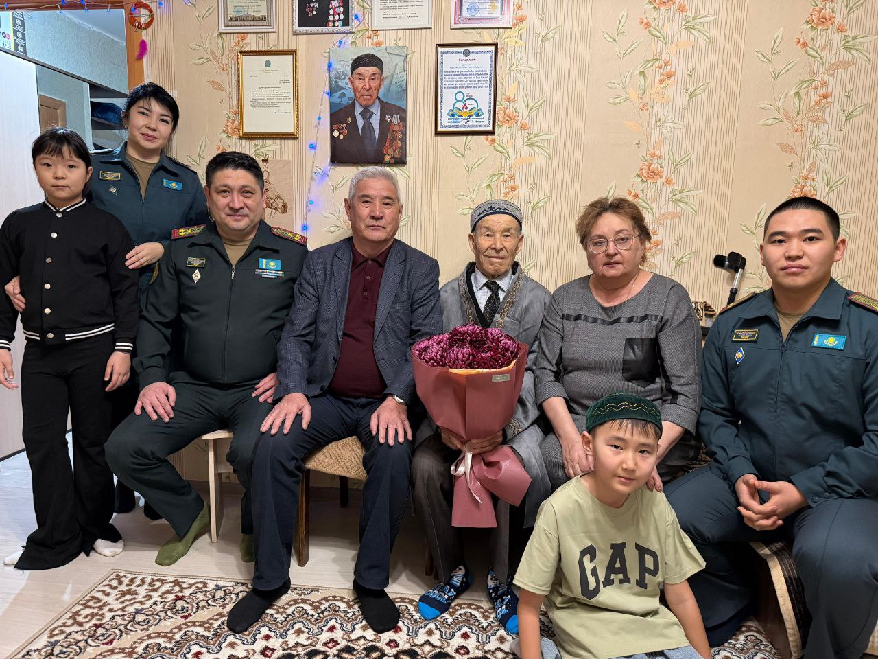 Қостанайда әскери қызметшілер соғыс ардагерін жүз жылдық мерейтойымен құттықтады