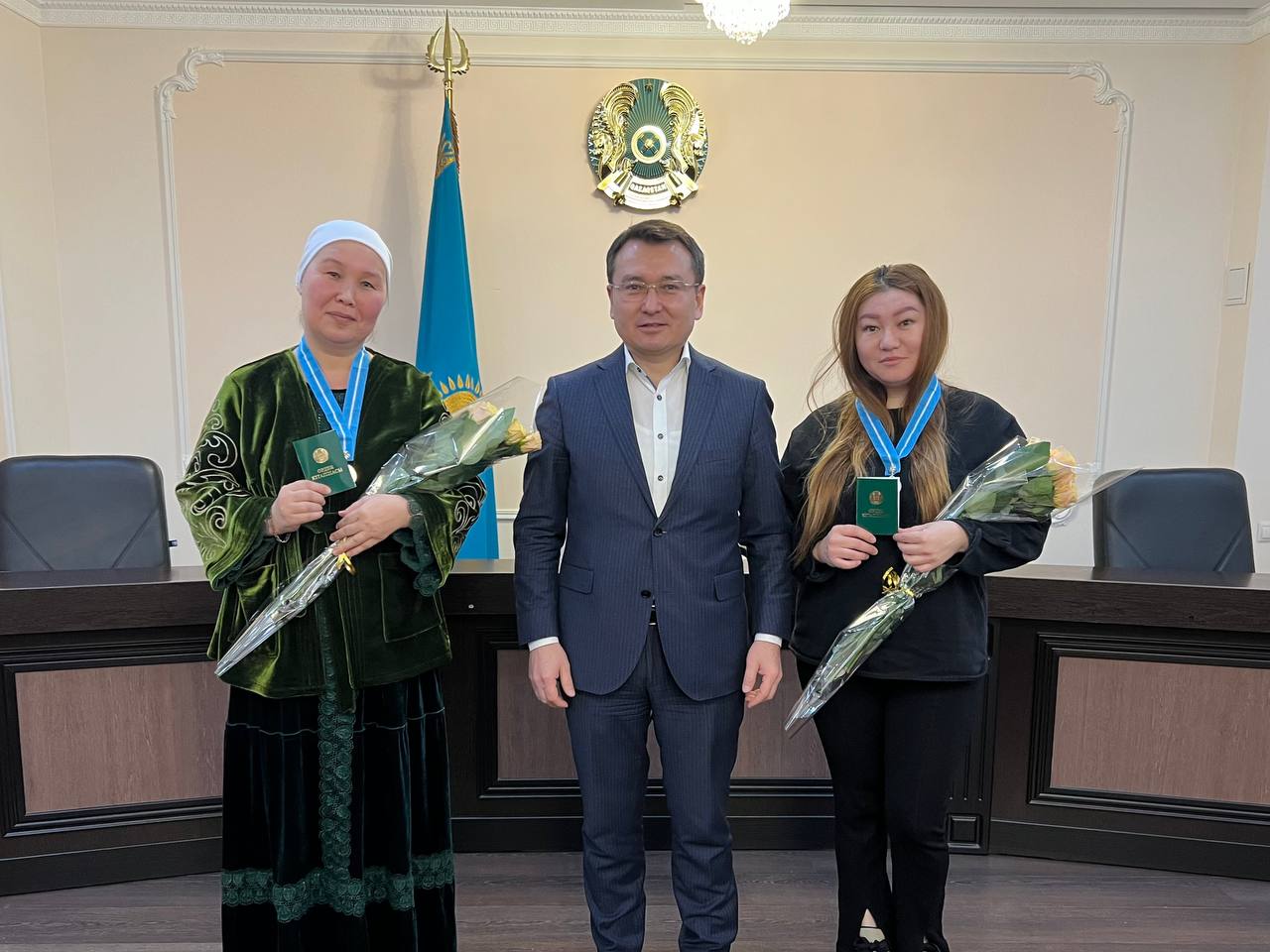 Награждение медалью «Күміс алқа»