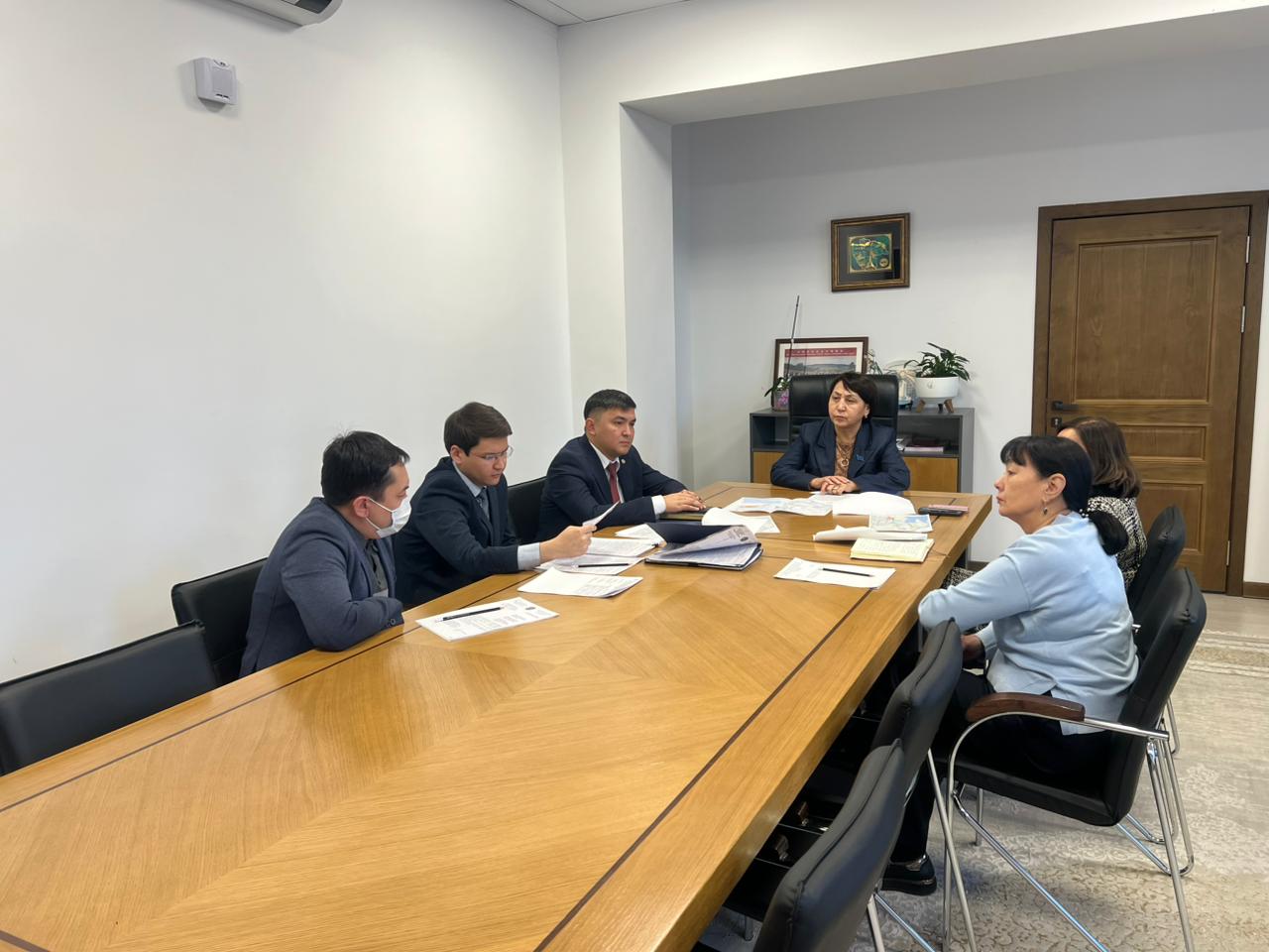 Бүгін Жетісу облыстық мәслихатының экономика, бюджет, құқықтық тәртіп, сыбайлас жемқорлыққа қарсы күрес, депутаттық өкілеттіктер мен этика мәселелері бойынша тұрақты комиссияның жиналысы өтті.