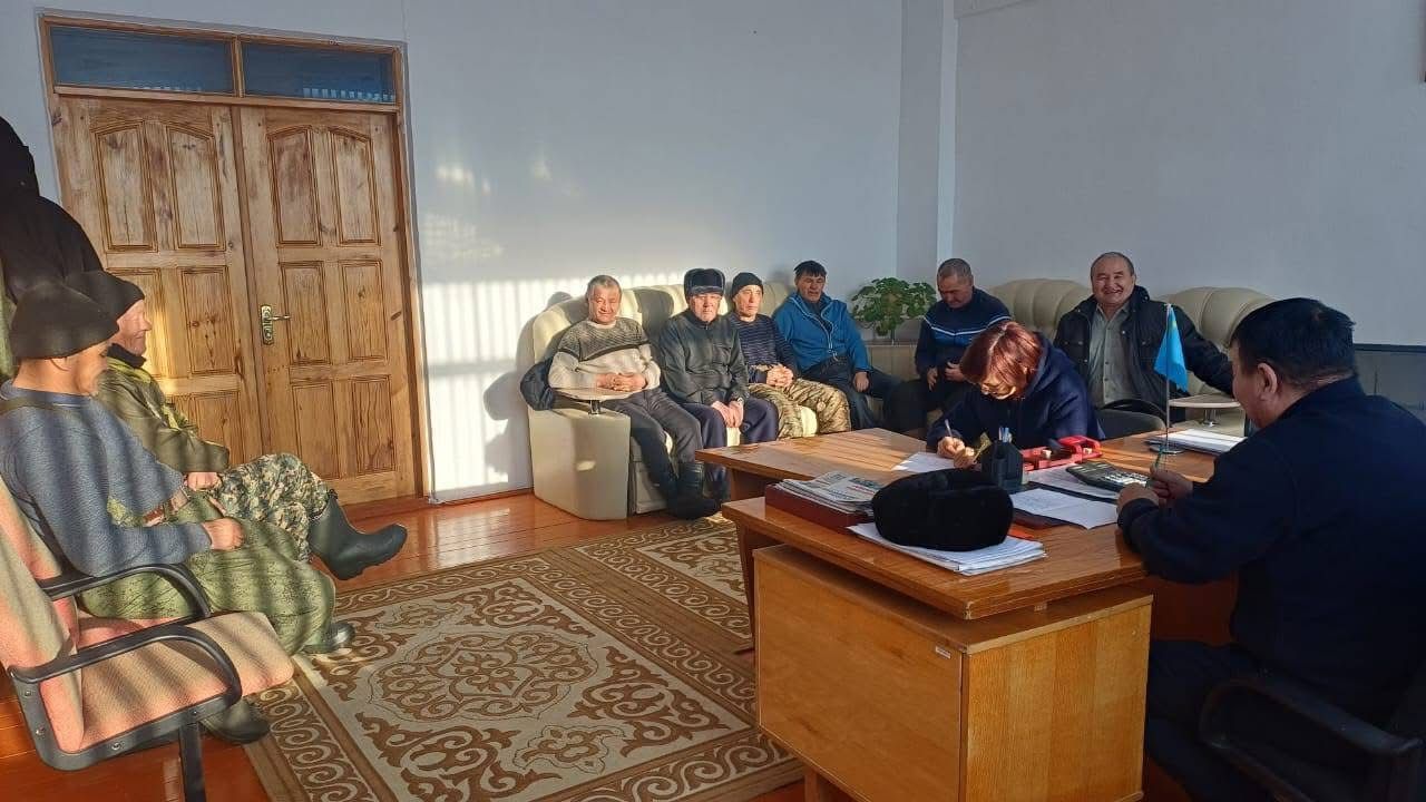 Бүгін, 8 қаңтарда, Май ауылдық округі бойынша белгіленген кестеге сәйкес, Ауылдық округ әкімі Ербол Дүйсенбайұлы Шурманов ауыл тұрғындарымен әлеуметтік-экономикалық даму және Май ауылдық округінің 2026 жылға арналған болашақ жоспарлары бойынша кездесу өткізді.