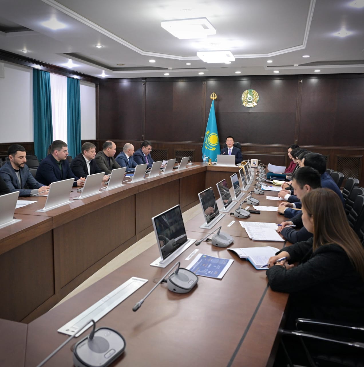 Аким области Асаин Байханов сегодня после прямого эфира провел рабочее совещание в связи с ожидаемым ухудшением погодных условий