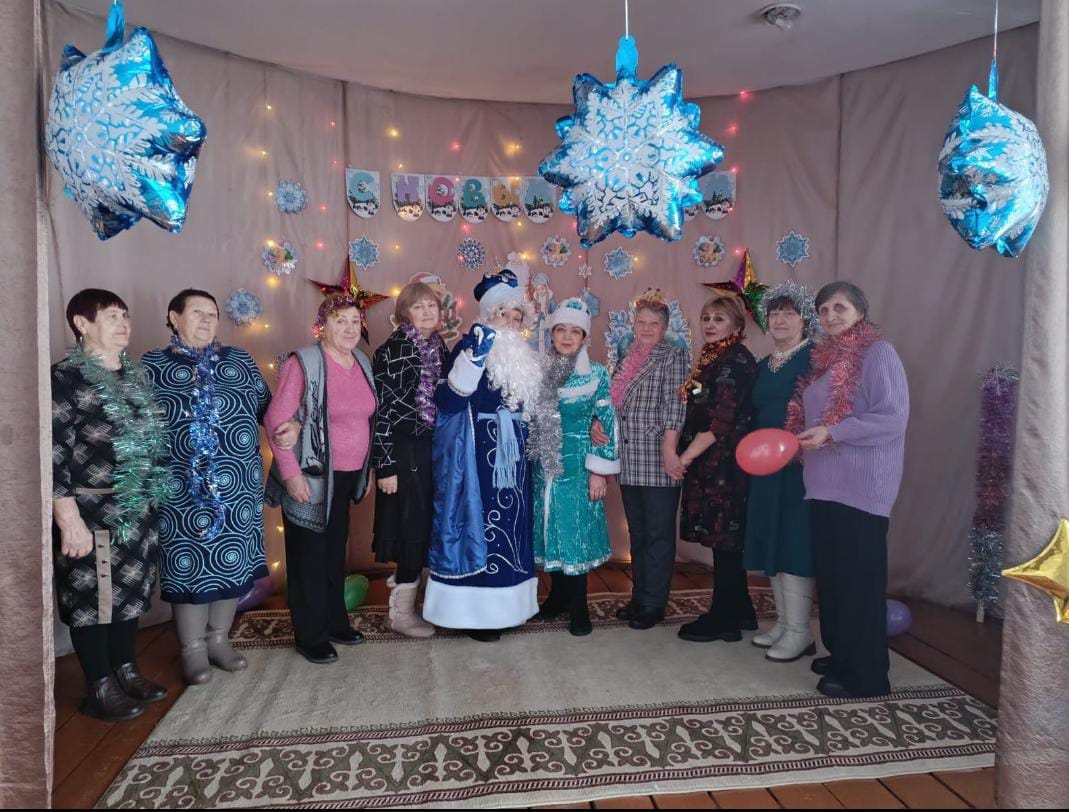 В Красноярском сельском клубе прошло новогоднее мероприятие с участием ветеранов труда