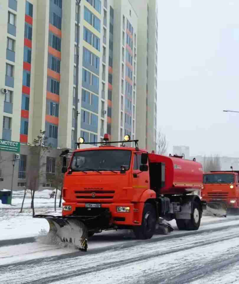 В районе Сарыарка активно проводятся работы по уборке снега