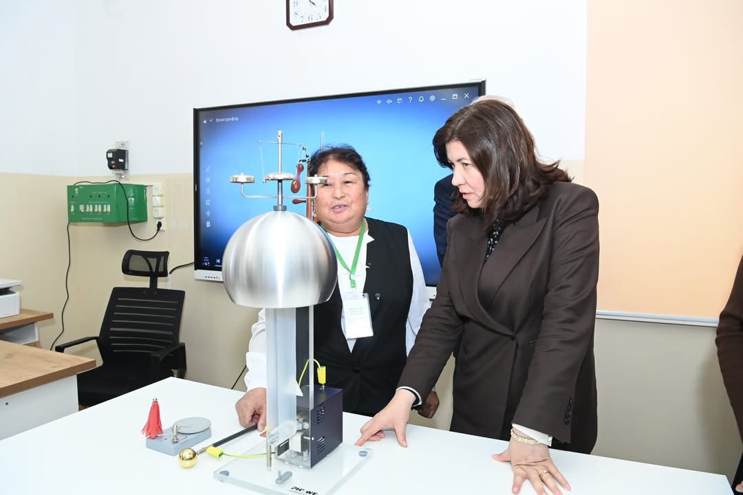 Байқоңыр қаласындағы мектеп-лицейдің материалдық базасымен танысты