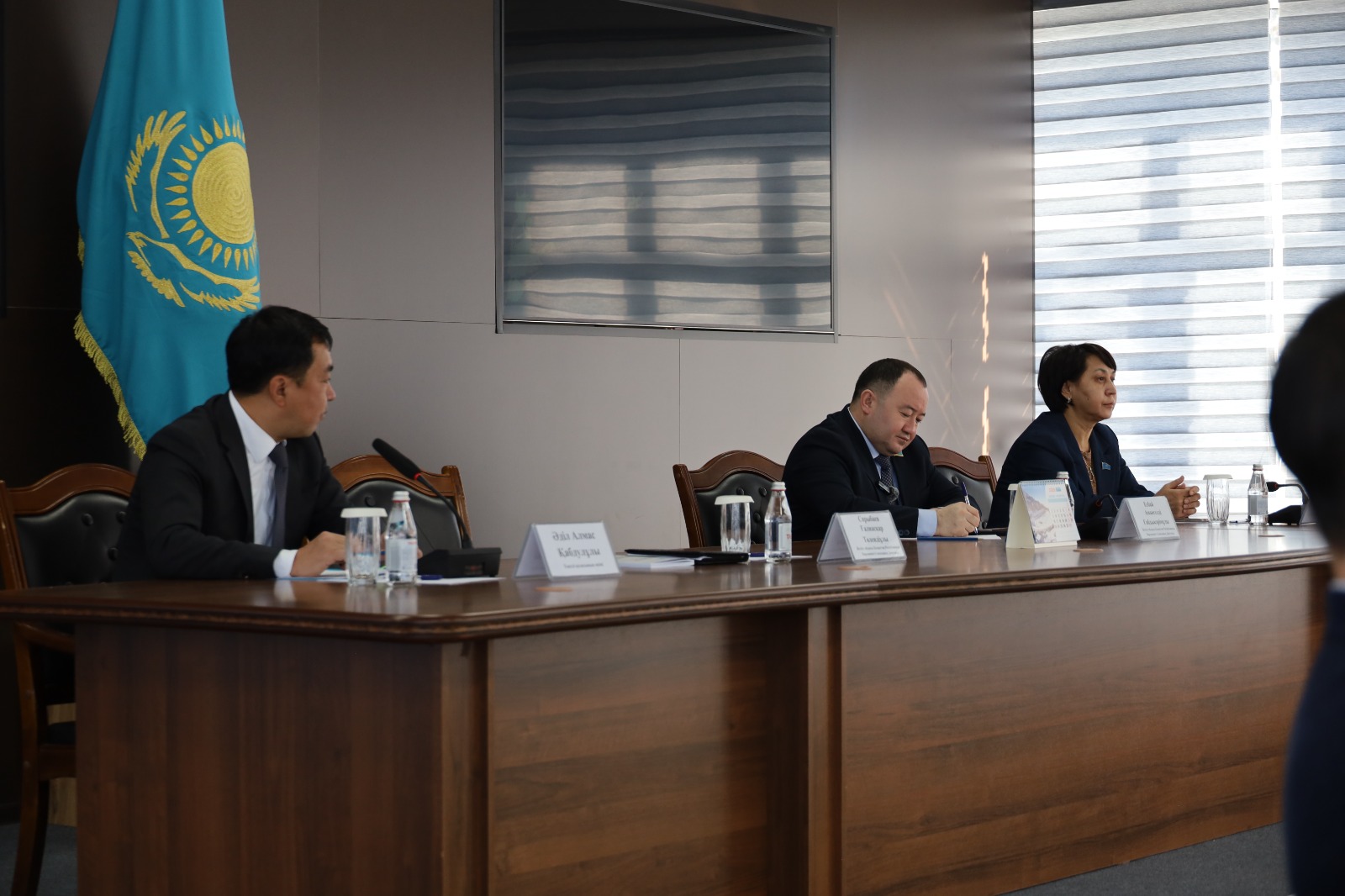 Халықпен кездесу және азаматтарды қабылдау: Сенат депутаттарының Текелі қаласына жұмыс сапары