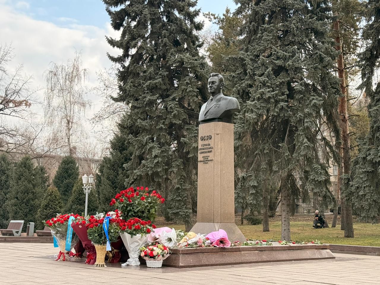 В Алматы состоялась церемония возложения цветов к памятнику Динмухамеда Кунаева в честь 114-летия со дня его рождения