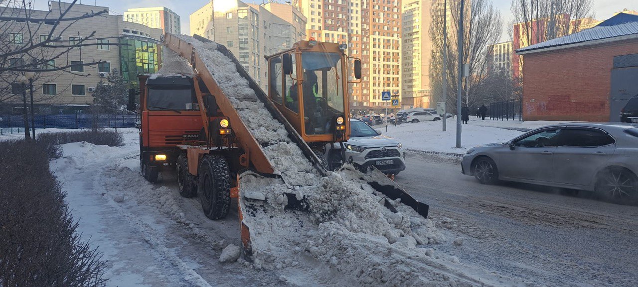 Около двух тысяч единиц спецтехники заняты в уборке снега в Астане