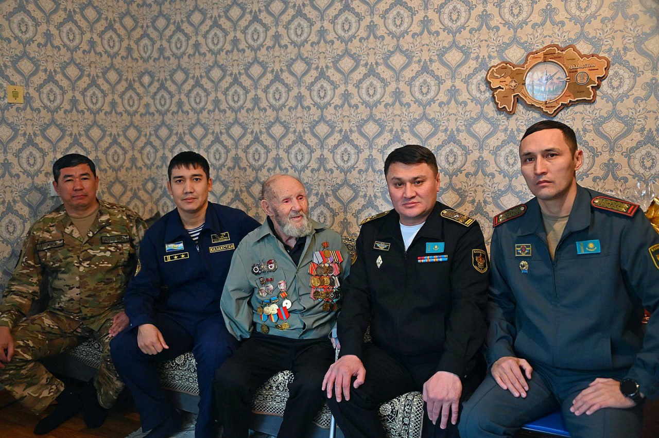 В Актау военные моряки поздравили ветерана войны с днем рождения