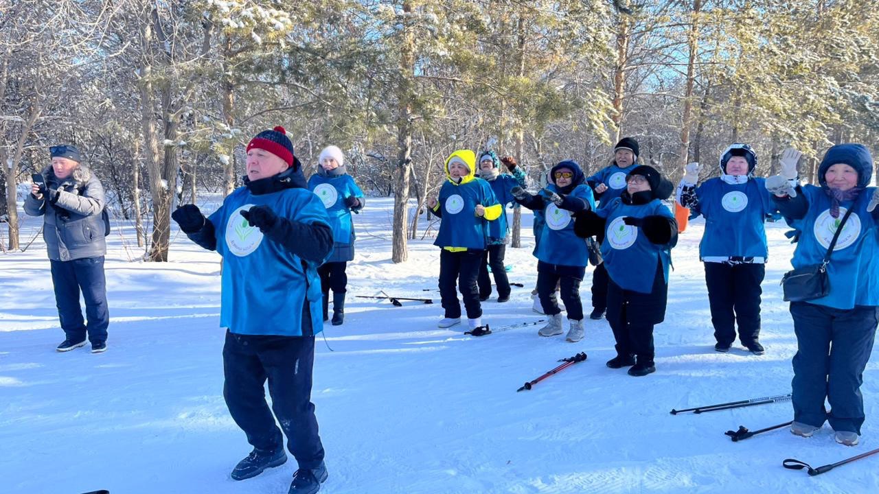 В Астане группа пенсионеров занимается лыжным спортом и зимним плаванием