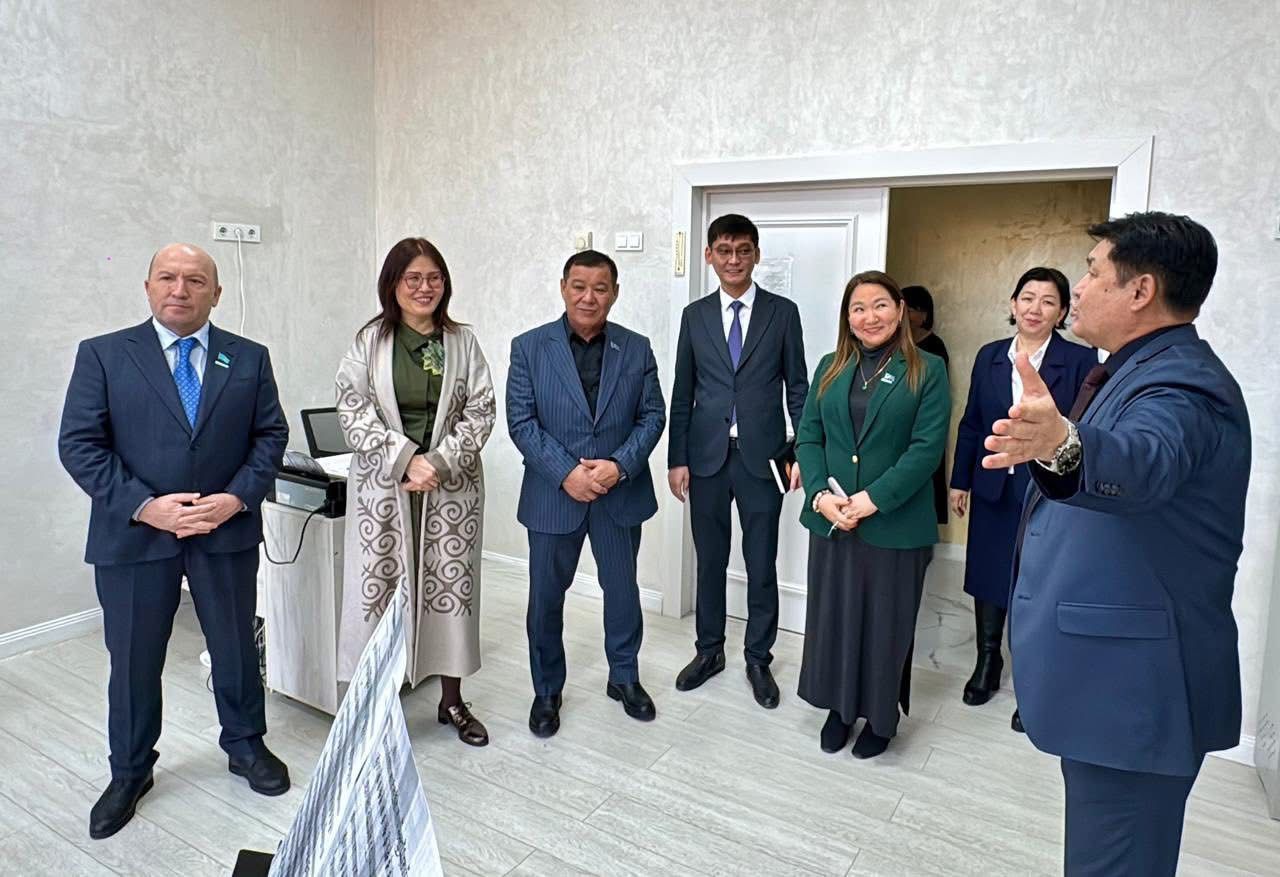 ТҮРКІСТАН ОБЛЫСТЫҚ МӘСЛИХАТЫНЫҢ ДЕПУТАТТАРЫ «АҚЖАЙЫҚ» МУЗЫКАЛЫҚ МЕКТЕБІНІҢ ЖҰМЫСЫМЕН ТАНЫСТЫ