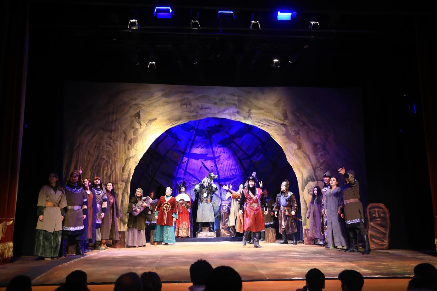 РАЙЫМБЕК СЕЙТМЕТОВ АТЫНДАҒЫ ТЕАТРДЫҢ ҚҰРЫЛҒАН КҮНІНЕ ОРАЙ ҚОЙЫЛЫМ САХНАЛАНДЫ