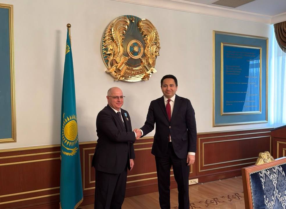 Посол вручил награду от имени Генерального прокурора Казахстана